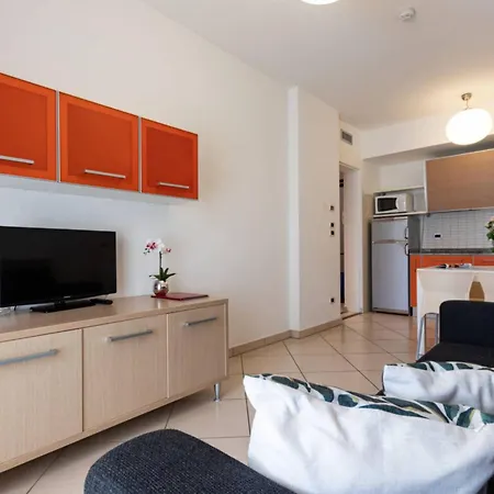 Sunny Flat With A Generous Terrace * Бибионе